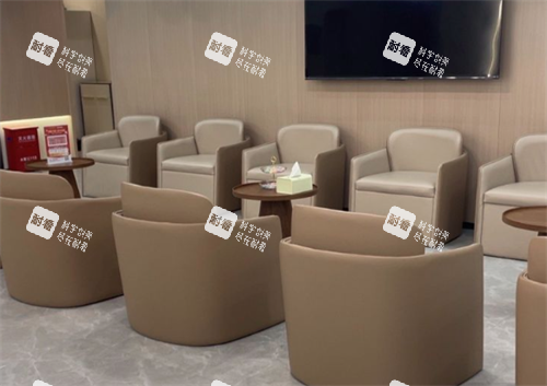 深圳港龙口腔休息等待区.png