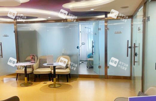 合肥韩美整形大厅休息区.jpg