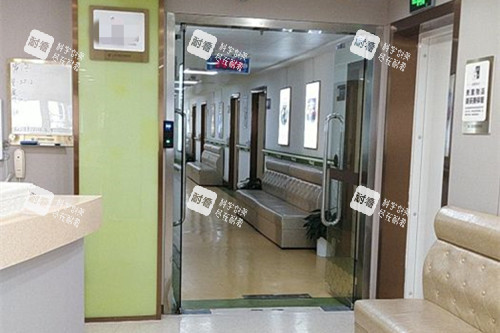 上海华美整形内部过道休息等待区环境.jpg