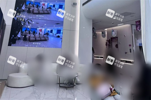 郑州悦容整形医院大厅休息区.jpg