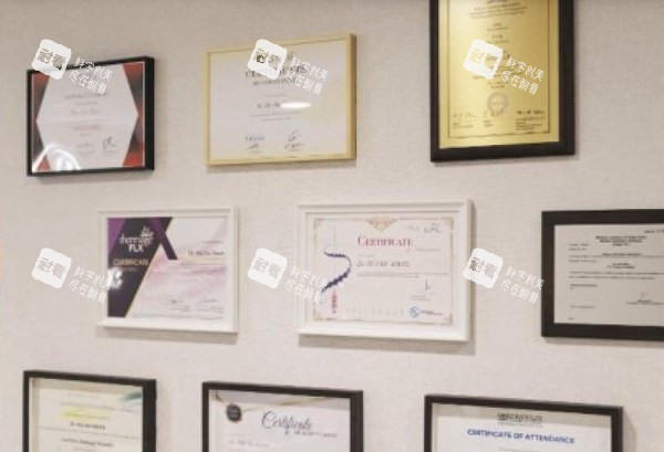 香港懿聚SPlusMedicalclinic证书墙.jpg