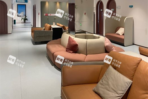 洛阳缔莱美整形内部休息等待区环境.jpg