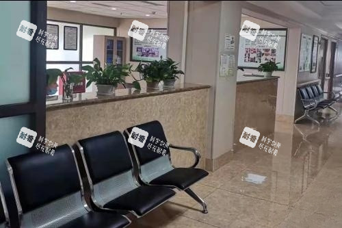 成都友谊医院疤痕科候诊区.jpg