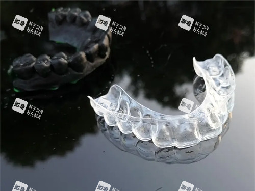 牙齿矫正透明保持器实物展示图.jpg 牙齿矫正透明保持器实物展示图.jpg