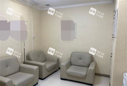 西安现代妇产医院等候区.jpg 西安现代妇产医院等候区.jpg