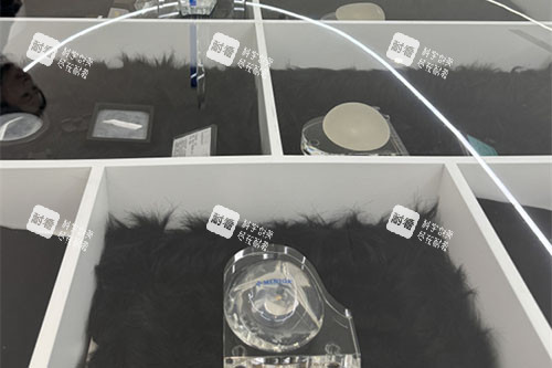 河南整形美容医院隆胸假体展示.jpg