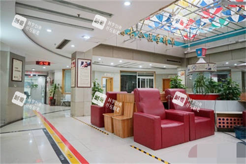 重庆骑士医院大厅候诊区.jpg 重庆骑士医院大厅候诊区.jpg