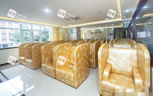 郑州科大医院私密科休息区.jpg