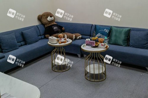 大连铂恩整形手术等候区.jpg 大连铂恩整形手术等候区.jpg