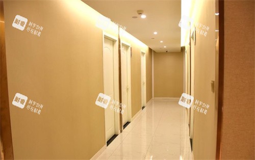 合肥崔劲松医疗美容新地店的走廊.jpg
