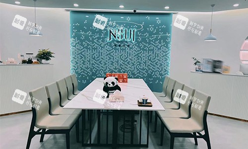 深圳伽美贝拉整形等待区.jpg