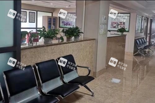 成都友谊医院疤痕科候诊区.jpg