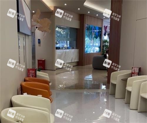 深圳鹏程医院过道休息区.png